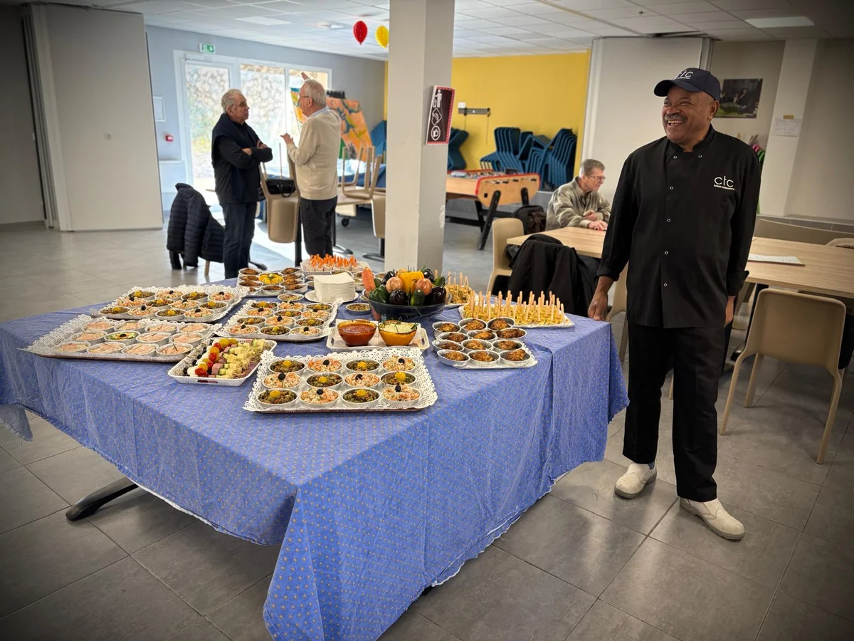Un buffet de bouchées salées et de desserts dans un restaurant collectif.