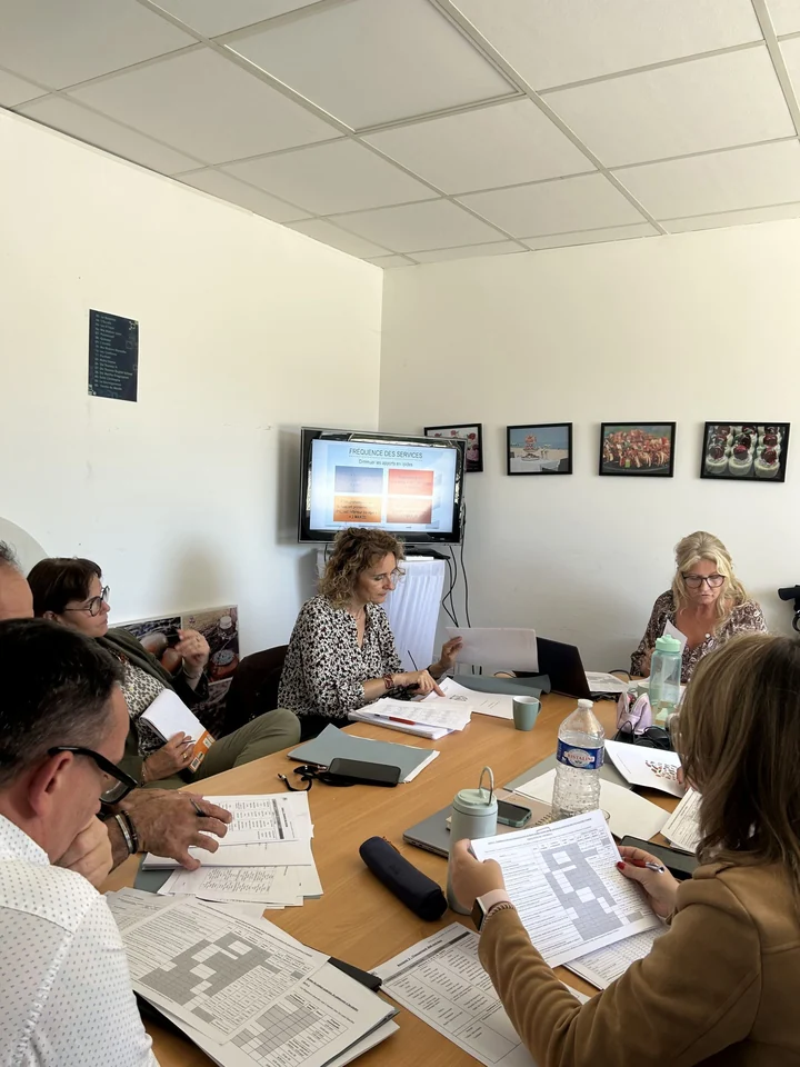 Des participants réunis autour d’une table pour une formation en restauration.