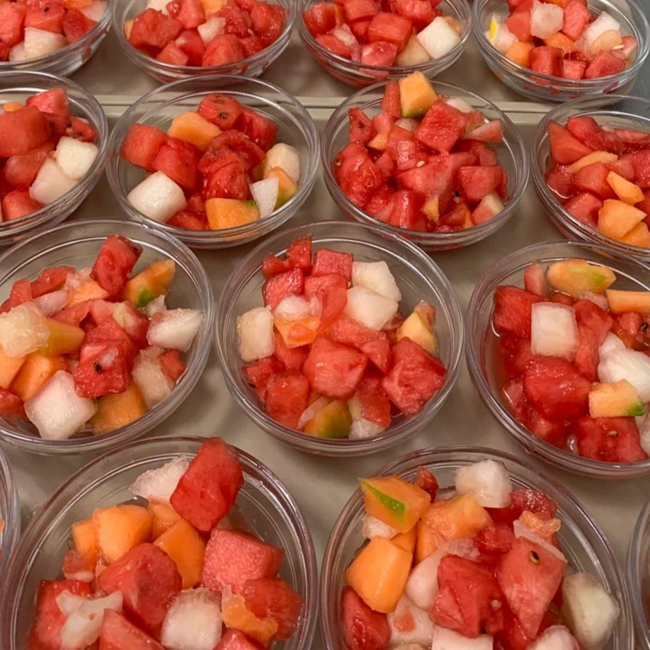 Des coupes de salade de fruits frais préparées pour le service.