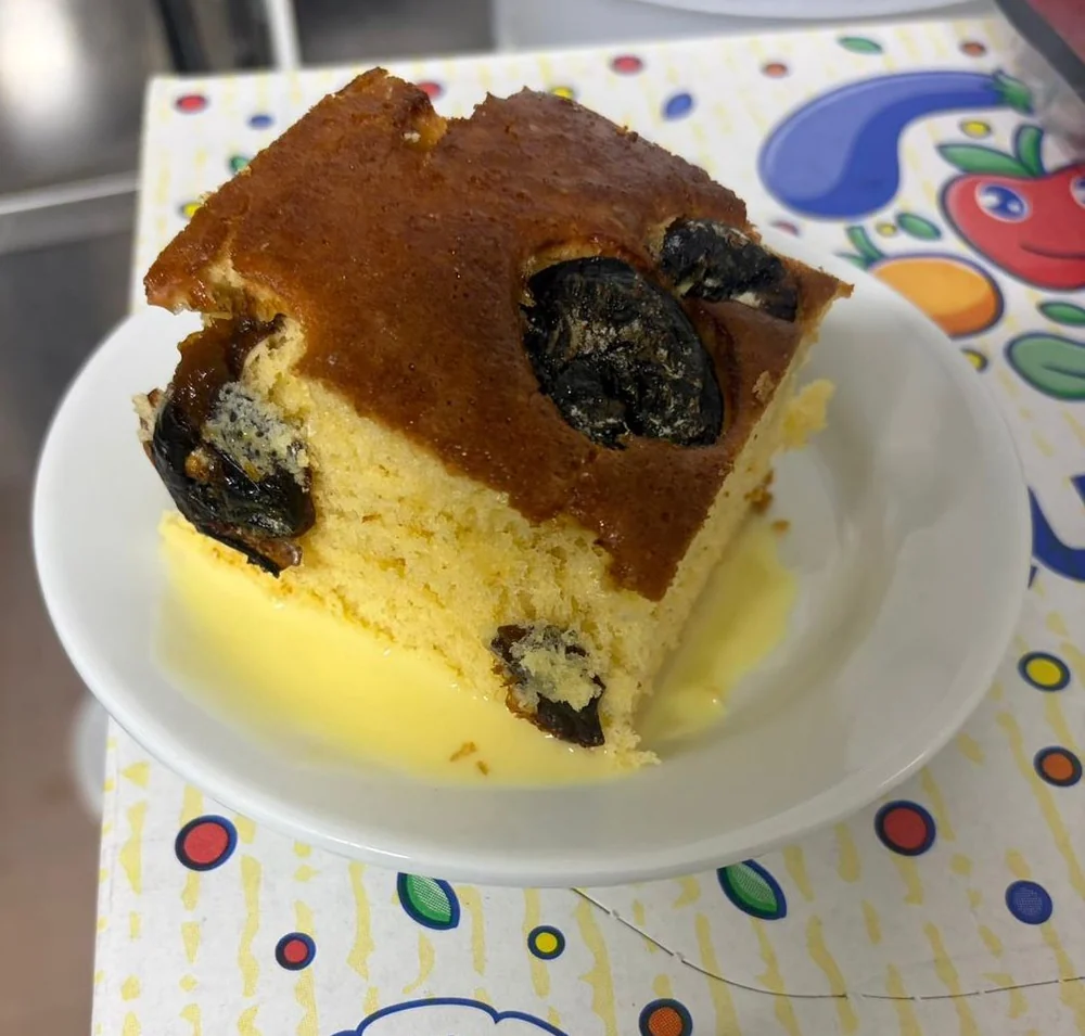 Une part de far breton aux pruneaux servie dans une assiette.